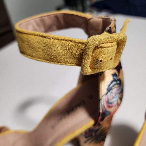 Cache Cache Yellow Block Heel, Open Toe, Ankle Strap, Suede Sandals Size 8.5 - Picture 13 of 16